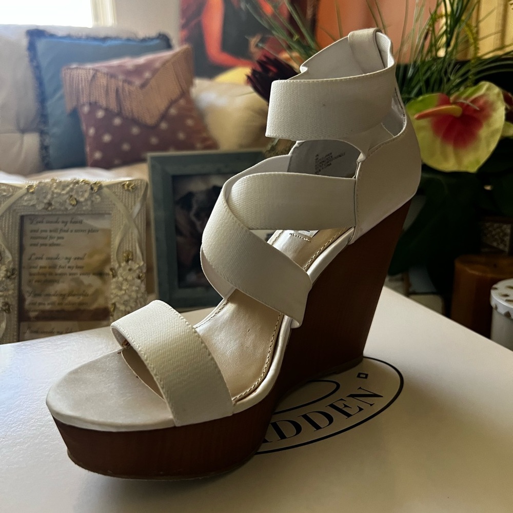 Steve Madden White Wedge Heel (size9)